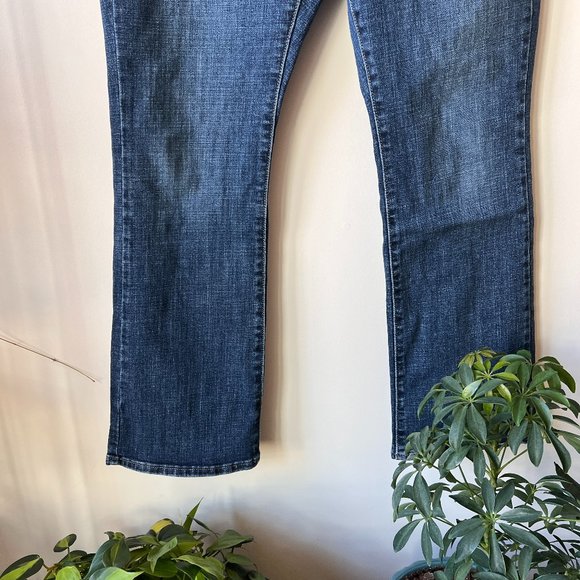 Gently Worn, but Lovingly Cared For, Women's Levi's Classic Bootcut Jeans - Picture 3 of 15